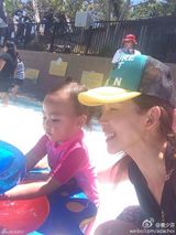 组图：蔡少芬带娃出游 两女穿粉衣扎小辫可爱