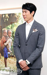 组图：演员柳演锡办个人影展 用镜头传递希望