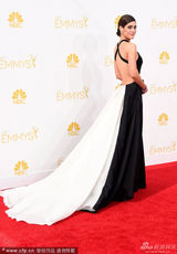 组图：《性爱大师》女星丽兹-卡潘黑裙高贵优雅