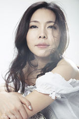 组图：魏雪漫白裙写真显优雅气质 笑容治愈