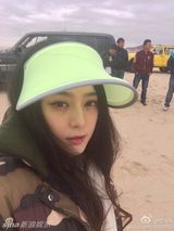 组图：范冰冰戴大妈帽沙漠玩自拍 韩庚秒变路人