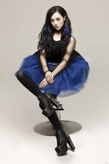 组图：汤晓菲曝光秋日写真 朋克造型尽显狂野