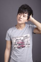 组图：黄明睡意朦胧写真曝光 随性洒脱自成一派