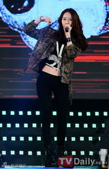 组图：韩星宋仲基获最优秀奖 刘仁娜长裙显高贵