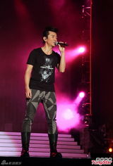 组图：郑伊健首度广州开唱 展腹肌歌迷尖叫