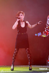 高清图：The Big Four红馆开唱 型女郑秀文助阵