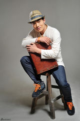 组图：刘小辉帅气写真 尽显绅士魅力