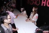 组图：AKB48两成员访港 碎花短裙清新甜美