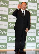 高清图：吴宇森访韩记者会 无敌者导演出席