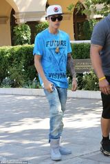 比伯载神秘女外出疑恋情曝光 露内裤表情爽歪歪