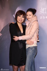 组图：黄小琥出碟秀事业线 萧淑慎献花做公益