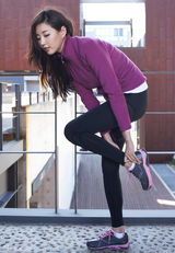 高清图：韩星金莎朗代言运动鞋 休闲动感身材曼妙