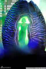 组图：卡梅隆诺兰齐聚尖叫奖 舞台焚人触目惊心