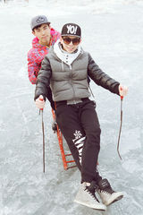 组图：胡夏现身露天冰场 传授驰骋冰场秘诀