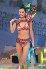 组图：2012港姐竞选现场 众佳丽泳装表演