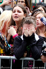 组图：贾斯汀-比伯热演引疯狂 撩衣秀腹肌