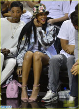 组图：蕾哈娜戴花帽球场秀美腿 满脸兴奋花痴样