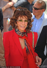 组图：索菲亚-罗兰红衣风情 80岁老女神揽爱子