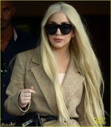 组图：Gaga穿白纱裙隐露双腿疑真空上阵