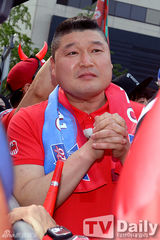 组图：韩星孙艺珍刘在石珉豪等为国足加油