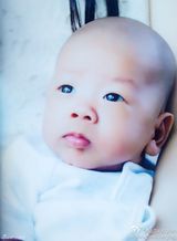 组图：桑兰产子两月晒全家福 儿子小手抓爸爸