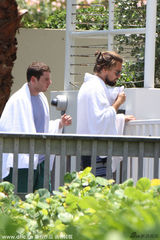 组图：莱昂纳多扎小辫肥壮似熊 海滩张望显寂寞