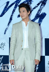 组图：韩星孙艺珍出席试映 贴身短裙超性感