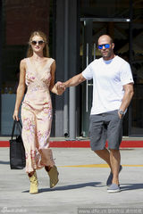 组图：斯坦森牵超模女友出街 大秀恩爱画面养眼