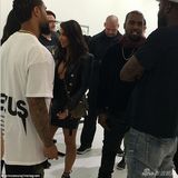 组图：卡戴珊酷帅皮裙裹臀 真空深V装秀八字奶