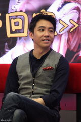 组图：俞灏明潘时七亮相《把爱带回家》首播礼