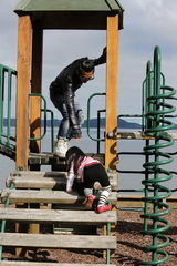 组图：姐姐粉衣开心荡秋千 新西兰湖畔秀光腿