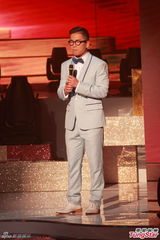 组图：许志安丧兄寄情工作 李玟性感凹凸有致