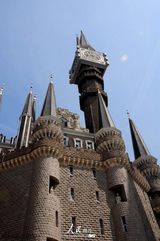 组图：石家庄现魔法学校城堡 引哈迷组团报考