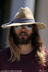 组图：莱托最新街拍 长发大胡子美男变糙汉