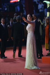 组图：金爵奖评委齐亮相 巩俐提裙挥手显大气