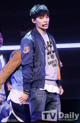 组图：男团GOT7回归秀 挥汗献唱卖力演出