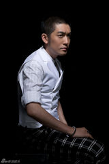 组图：张博时尚轻熟男写真 展现真我风采