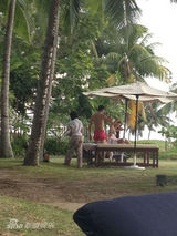 组图：高虎昔日揽比基尼美女 海边度假推油按摩