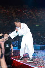 组图：杜德伟演唱会后激吻妻子 拒邀旧爱上台