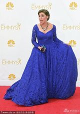 组图：《生活大爆炸》马伊姆-拜力克蓝裙霸气