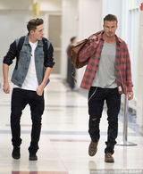 组图：贝克汉姆与大儿子帅气有型 机场一秒变秀场