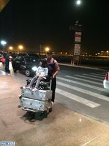 组图：东京影帝王千源携女赴戛纳 机场显温情