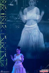 组图：萨顶顶纯白裙露腰 姿态多样展现柔软肢体