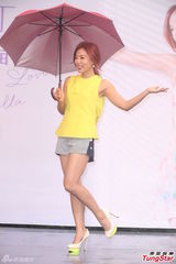 组图：丁当签唱会淋雨会粉丝 严爵贴心送内衣