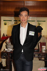 组图：陈豪爱妻患病四处求医 夫妻俩想再生女儿