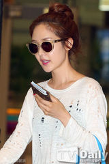 组图：成宥利恋情曝光后首亮相遭围堵