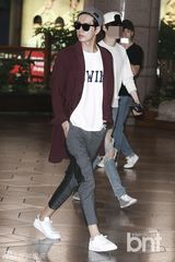 组图：朴海镇亮相机场 休闲装难掩帅气