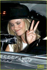 组图：魔力红骚当与妻子开超跑约会 超模险露底