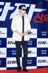 独家：崔丹尼尔宣传新片戴眼镜似哈利波特