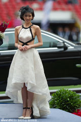 组图：林志玲出席北京马术大师赛 白礼服秀美背